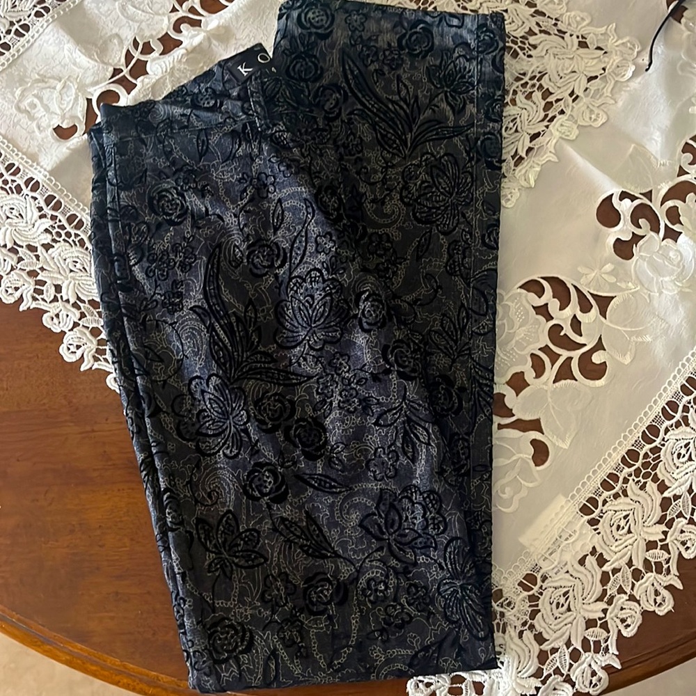 NWOT KOEL size cotton spandex. Inseam 32”. 2 back pockets button front